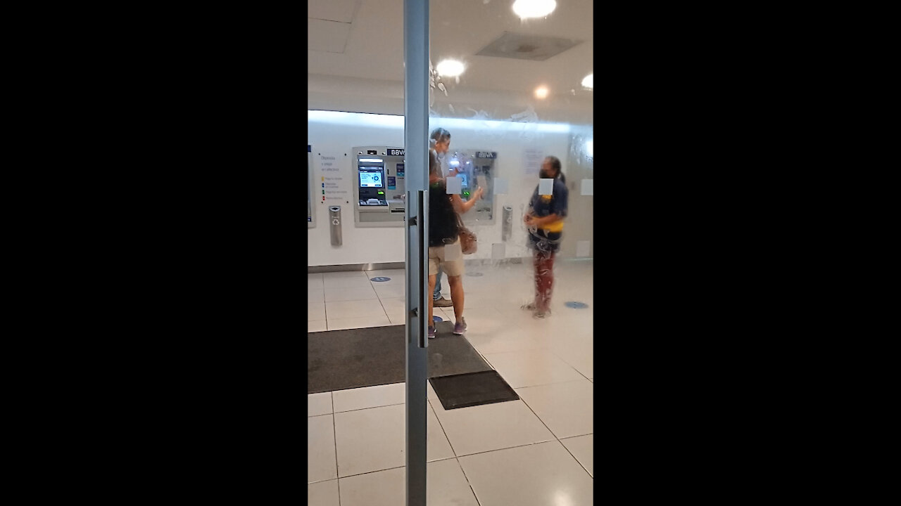 Presentando la exención del cubrebocas, zona de Bancomer.