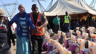 SOUTH AFRICA - Cape Town - Lulwazi and the Gift of The Givers Donating Food Parcels (Video) m (LS8)