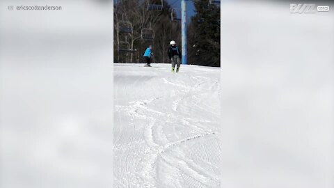 Après une journée de ski, ce garçon ne sent plus ses pieds