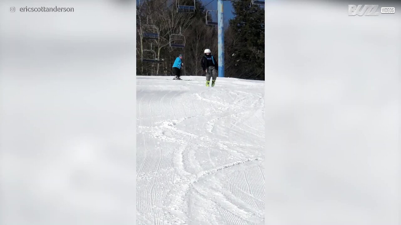 Après une journée de ski, ce garçon ne sent plus ses pieds