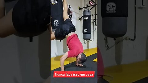 As vezes bate aquela ideia louca né...Porque não fazer? Nunca faça isso em casa Nem no crossfit 😆kkk