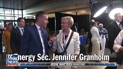 DNC moments: Johnny confronts more Democrats at the DNC 🎪🤡