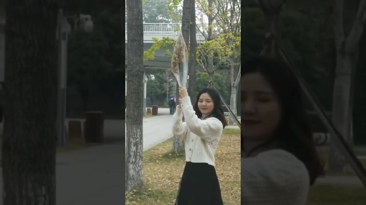 Chinese Girl ShowsYou How To Make Leaves Rain