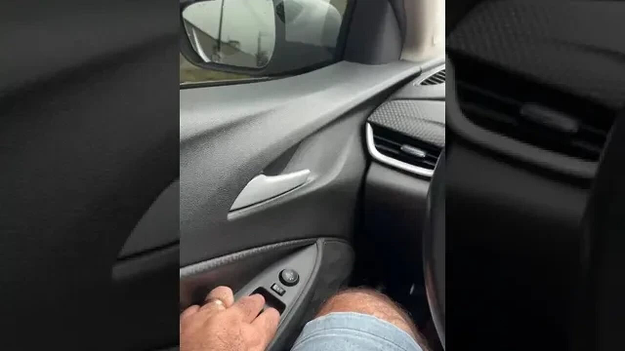 O vidro do lado do motorista quase todo dia para de funcionar #shorts