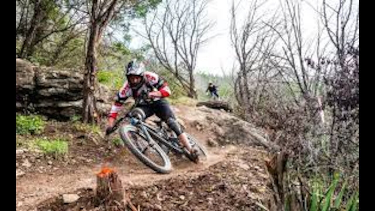 Bikers threatened by a bear on the Bikepark Malino Brdo SLOVAKIA !