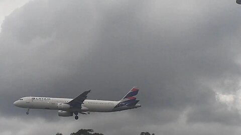 Airbus A321 PT-MXB vindo de Brasília e Airbus A321 PT-MXD vindo de Fortaleza