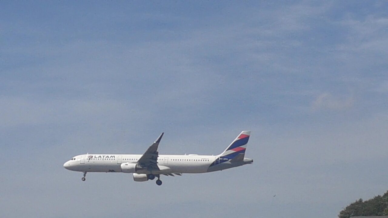 Airbus A321-211 PT-XPQ coming from Brasília on final approach to land in Manaus