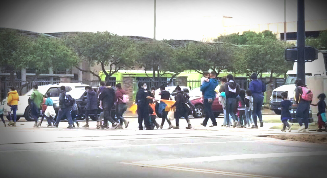 Traffic Cops Now Need To Help 1000’s Of Illegal Immigrants Cross Street In Texas Town