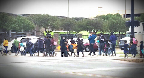 Traffic Cops Now Need To Help 1000’s Of Illegal Immigrants Cross Street In Texas Town