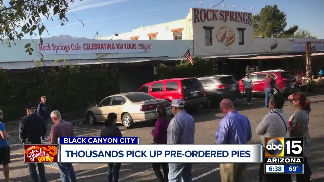 Thousands line up for Rock Springs Cafe pies at Thanksgiving