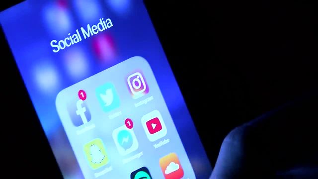Can smartphone use right before bed be harmful?