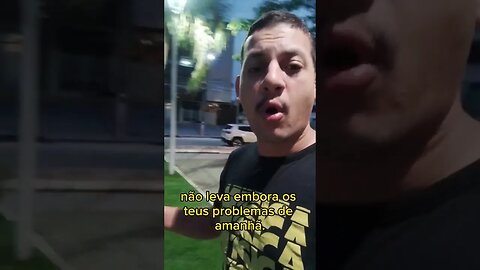 A vida é muito curta para passar tempo demais se preocupando com o que ainda não aconteceu.