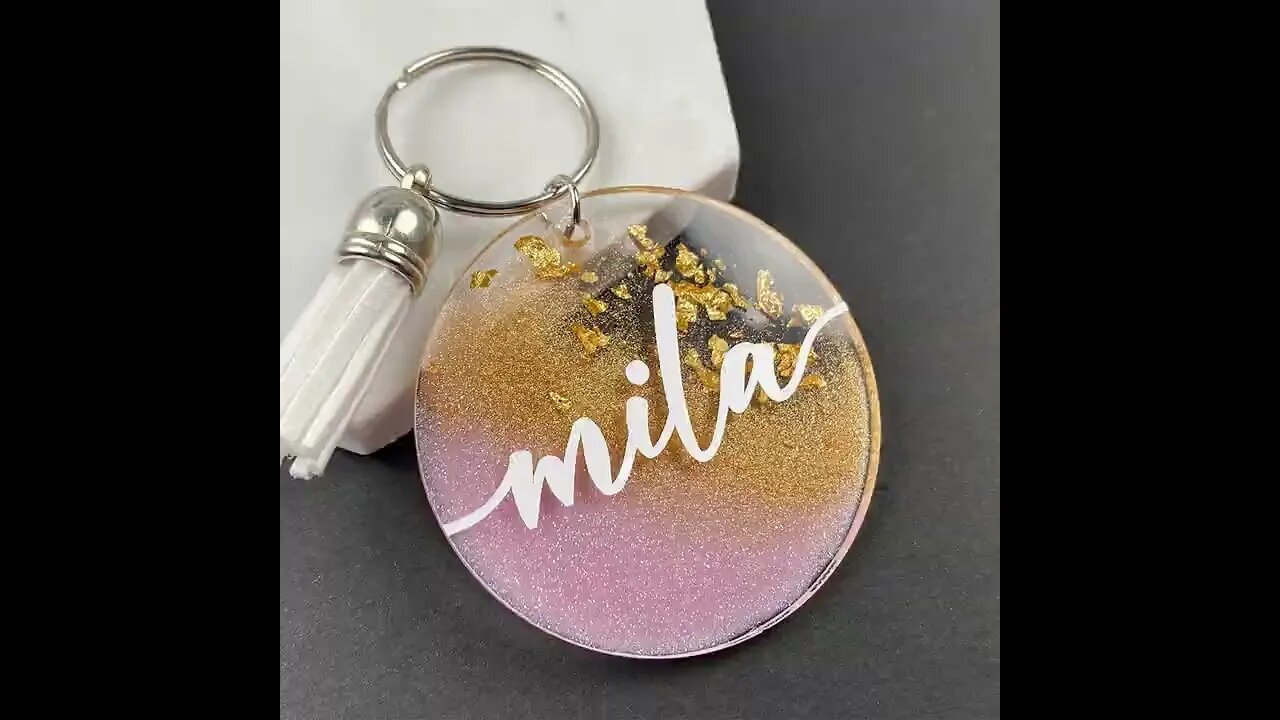 OMBRE RESIN KEYCHAIN PERSONALIZED WITH CRICUT #SHORTS Full tutorial linked in comments