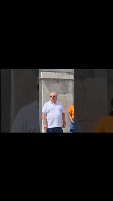 Tourist looks like Donald Trump #horseguardsparade