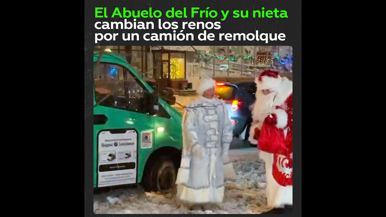 Papá Noel y su nieta reparten regalos a bordo de un camión de remolque en Moscú