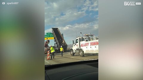 Caminhão fica preso em placas de rodovia 1