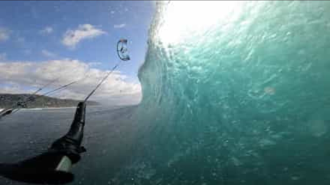 Kitesurfer apanha tubo de onda no Havai