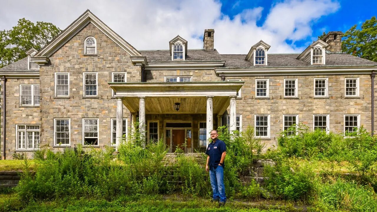 Exploring an Abandoned 100-Year-Old Mansion in the Middle of Nowhere