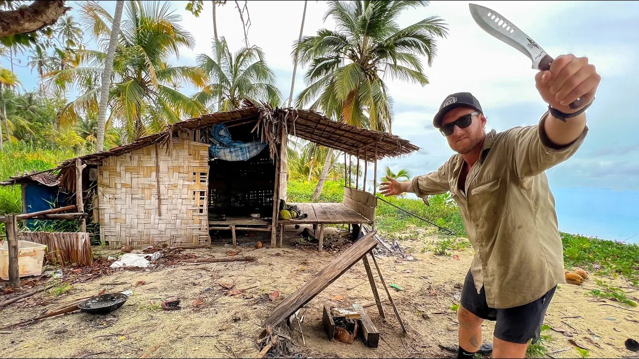 SURVIVAL SHELTER - Eating What Ever I Catch. Amazing Shelter