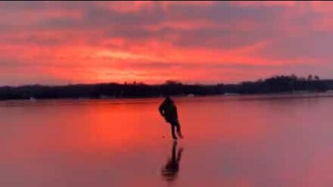 Pôr do sol cria cenário perfeito para patinagem no gelo