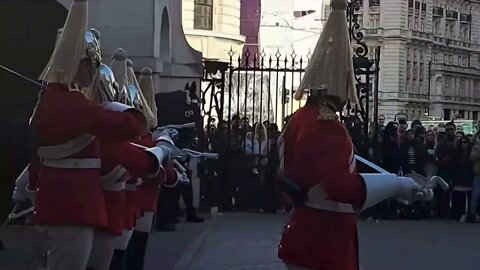 Guard by the right return swords #horseguardsparade