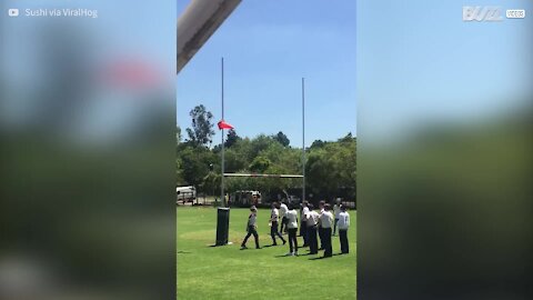 Un ado parvient à lancer un cône sur un poteau de rugby!