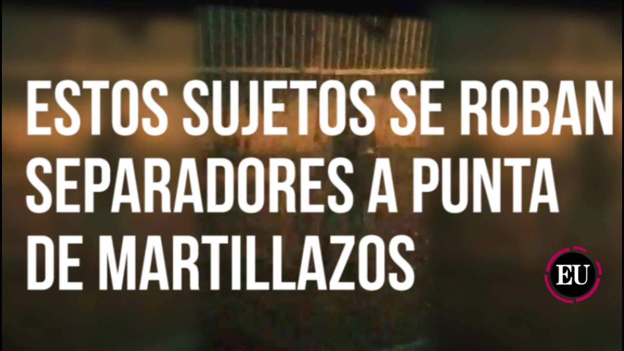 Hombres martillean contra separadores de tránsito para robarlos