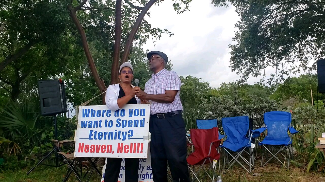 Beautiful singing outside - West Palm Beach, Florida