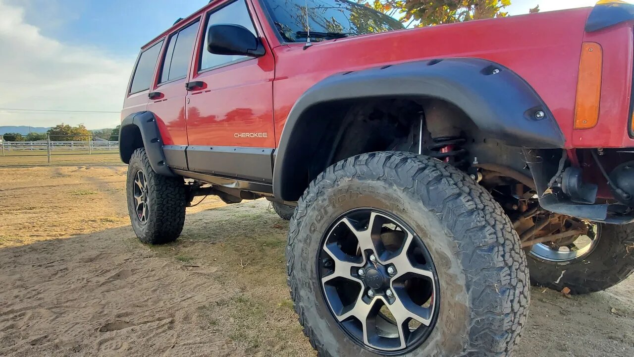 How to install Rough Country Lower Body Armor on a Jeep Cherokee XJ. Part 2(4-Door panel kit)