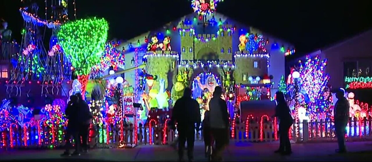 Henderson family wins for light display