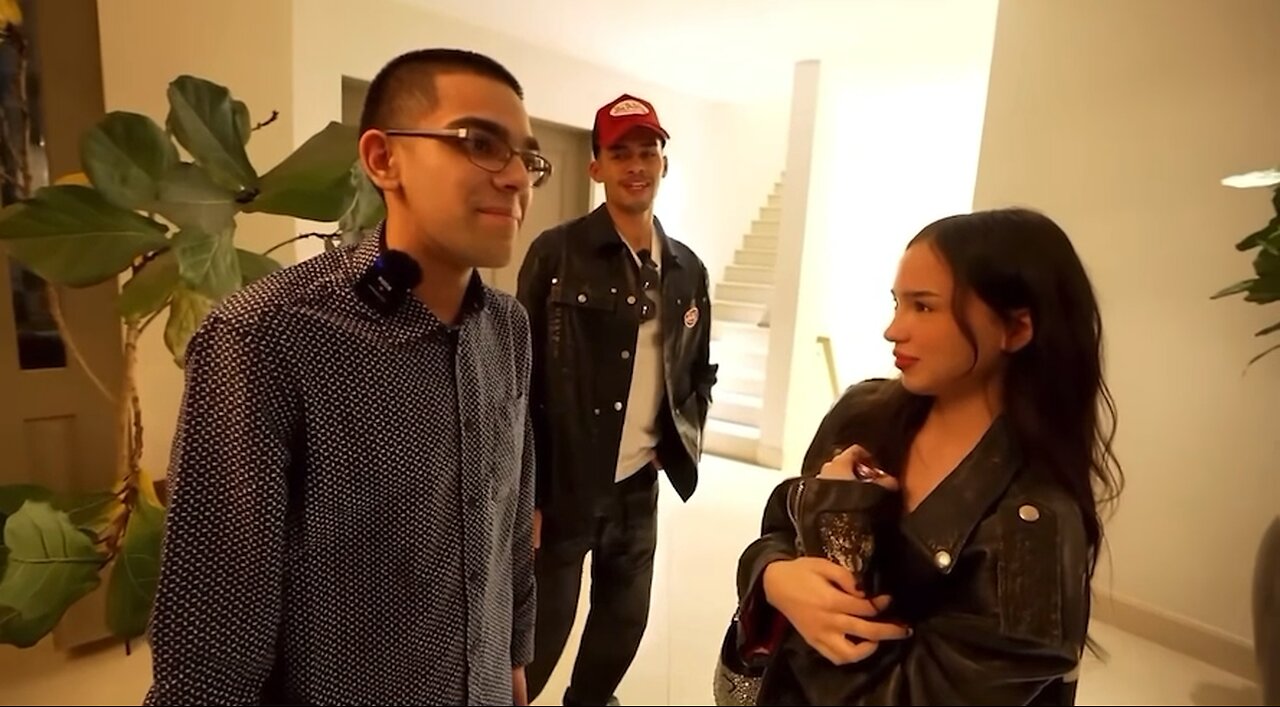 N3on Meets Asian Chick For The First Time!