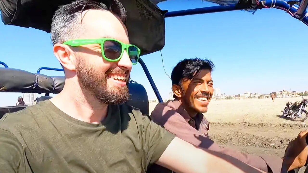Wacky races at Pakistani beach! 🇵🇰 کراچی، پاکستان