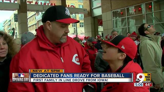 Iowa family loves Joey Votto, drove 7 hours for Opening Day