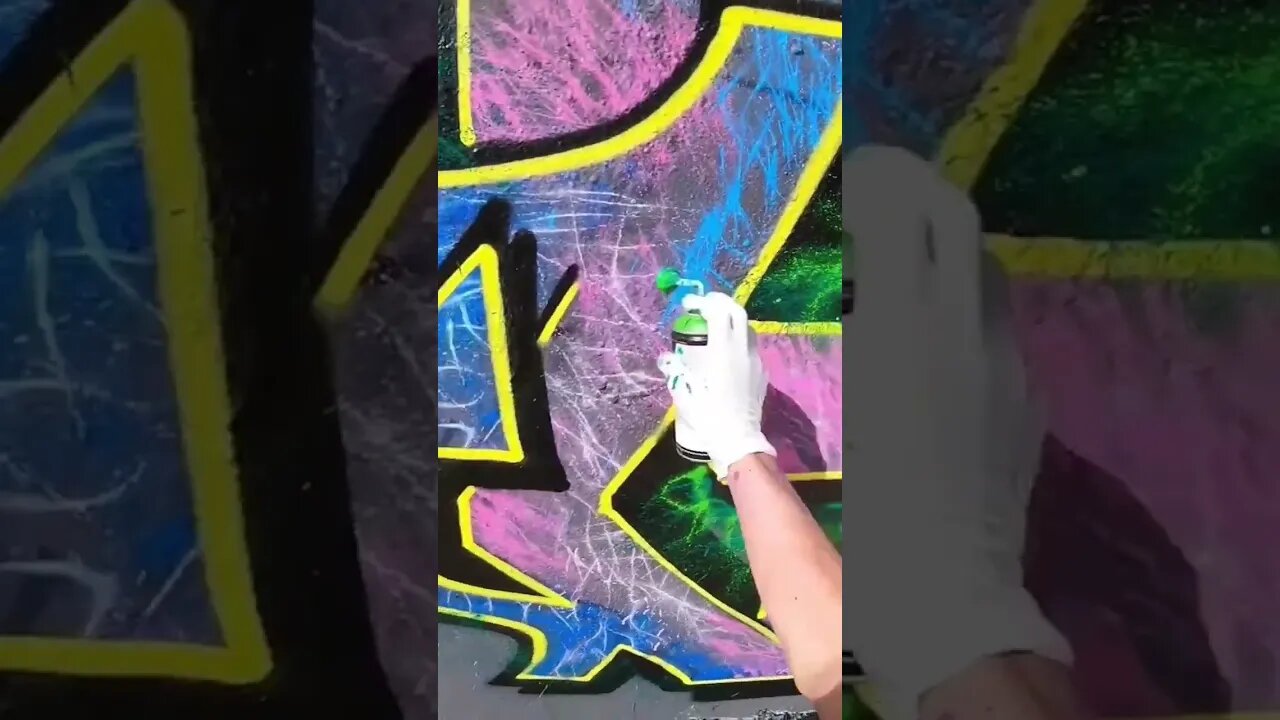 OUTRAGEOUS GRAFFITI PIECE WITH ALIEN CAP 👽😨 #graffiti #graffitiart #shorts