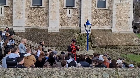 Beefeater talking about the raven keeper 22 December 2022 #toweroflondon