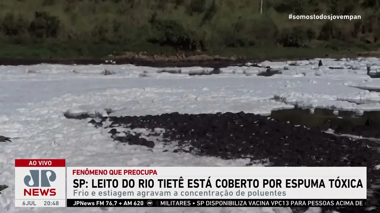 Leito do Rio Tietê está coberto de espuma tóxica