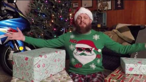 Talentfuld mand kan synge en hel julesang baglæns!