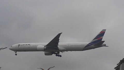Boeing 777-300ER PT-MUE na final antes de pousar em Manaus vindo de Guarulhos 15022021