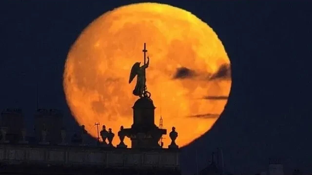 Lua laranja sobre São Petersburgo,Оранжевая луна над Санкт-Петербургом