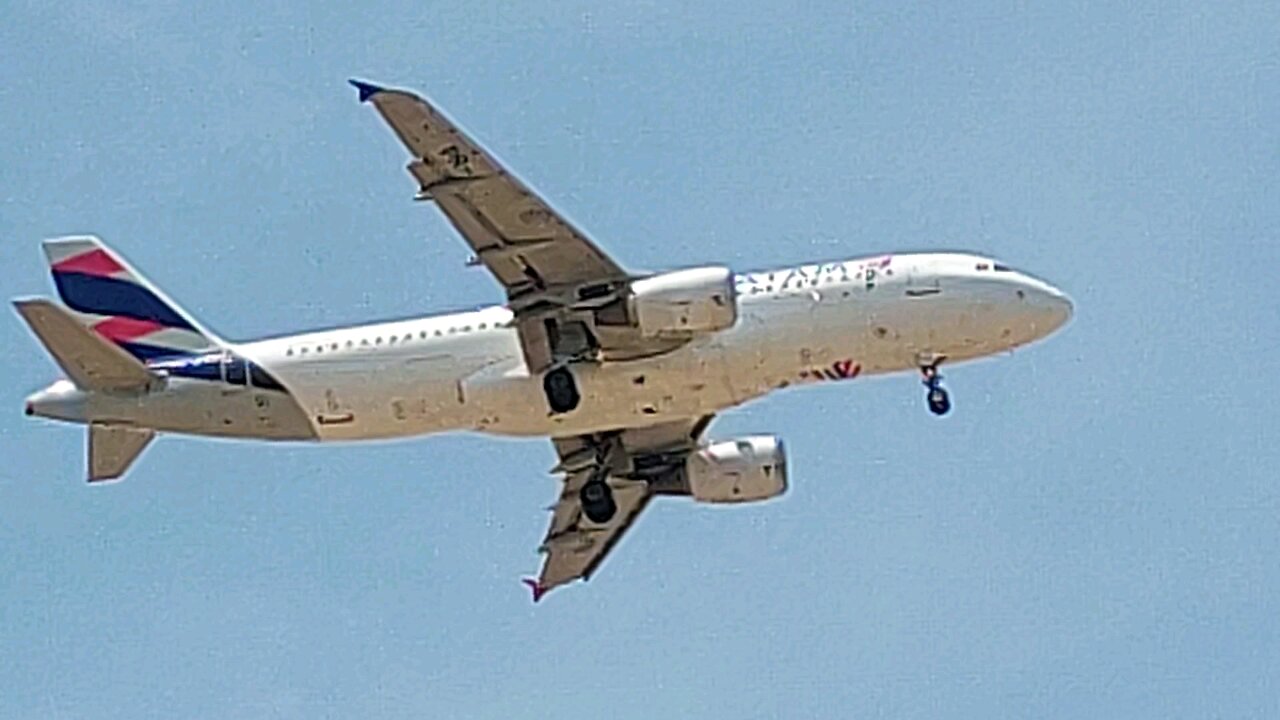Airbus A320 PR-MYK coming from Recife and Airbus A320 PR-TYR from Guarulhos to Fortaleza