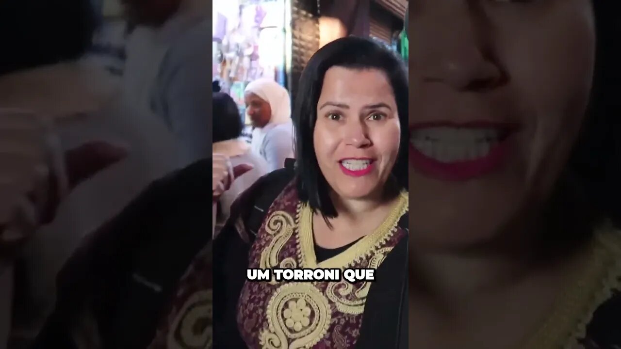 Comprando um Torone na feira movimentada na Medina do Marrocos 😛😛😛