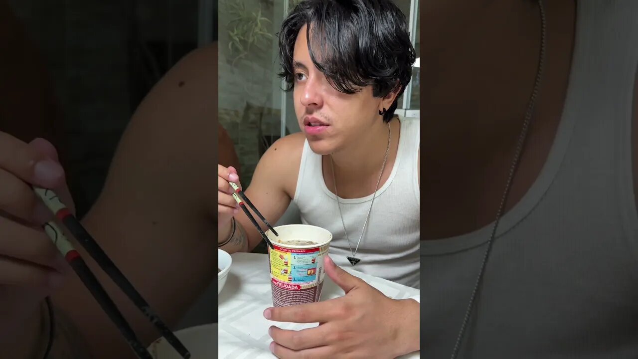 Provando Cup noodles de feijoada