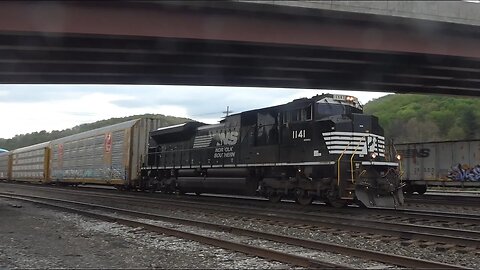 Autorack with 1 pulling & 1 pushing