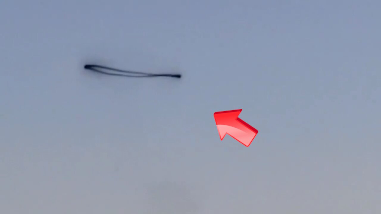 Video recorded in Argentina! Is the shape of the black circle a creature a UFO or smoke [Space]