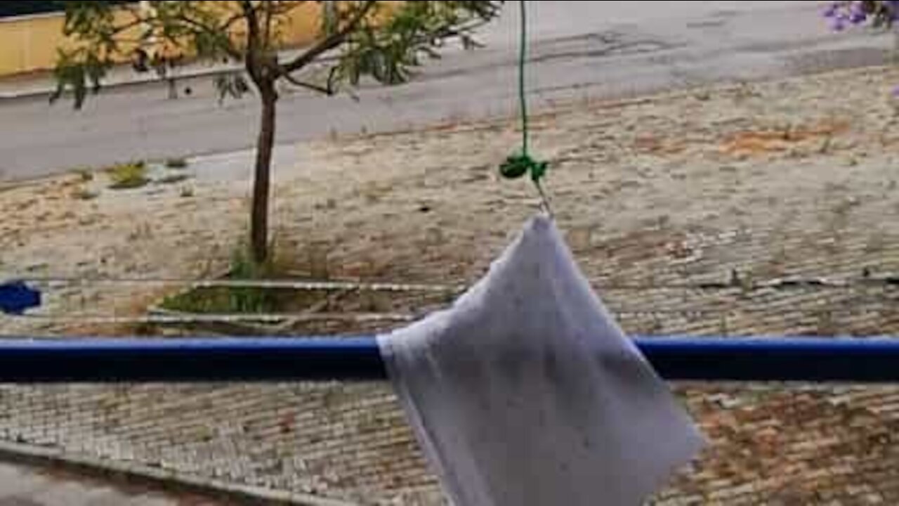 Quand le voisin du dessus "repĂȘche" sa taie d'oreiller