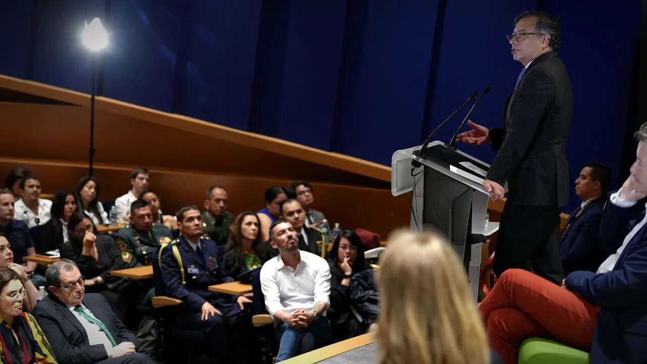 🎥Magistrales Palabras del Presidente Gustavo Petro a la comunidad colombiana en Paris👇👇