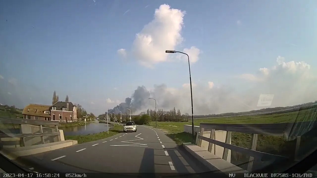 Grote rookontwikkeling bij uitslaande brand leeg IBM-gebouw Zoetermeer