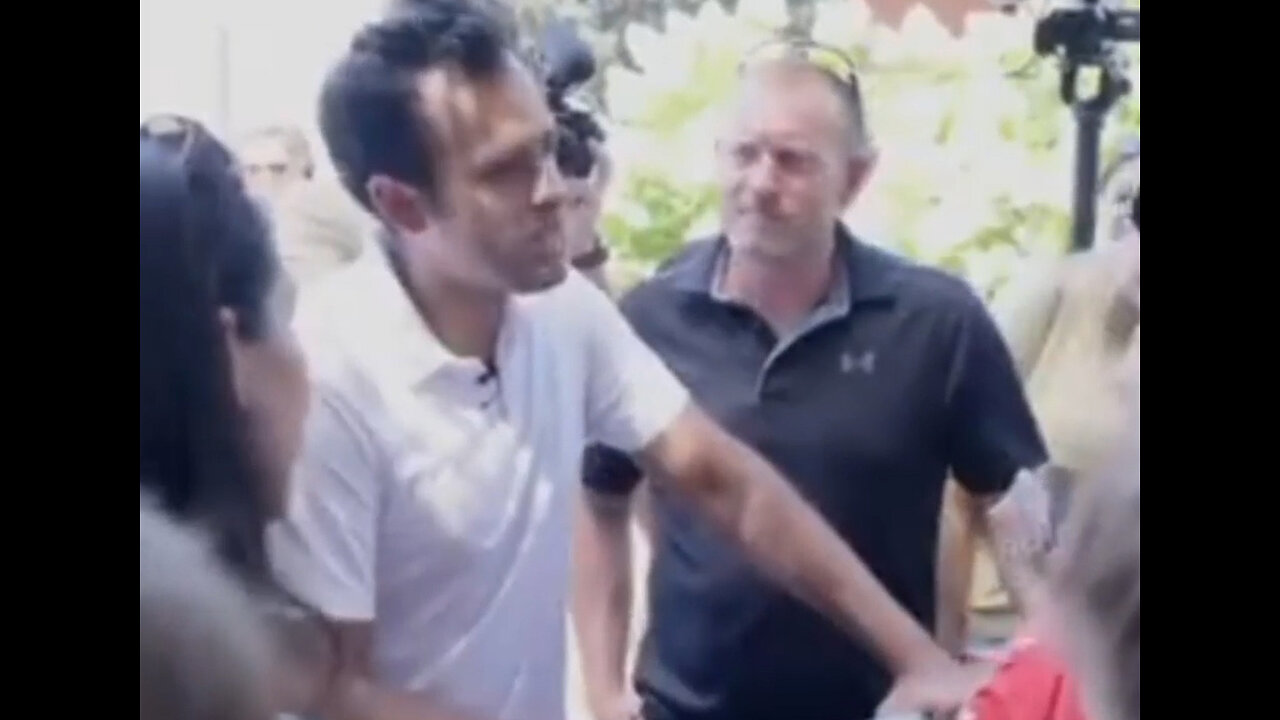 WATCH: Vivek's Epic Answer To "LGBT Journalist"