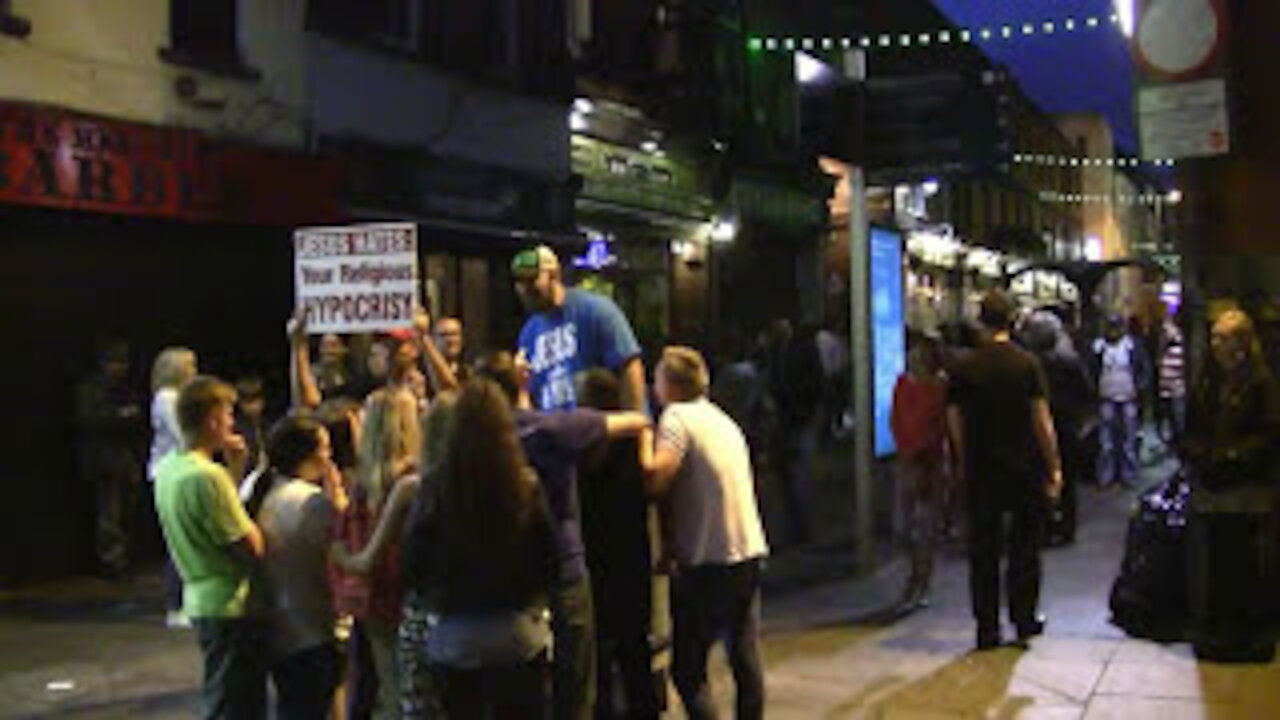 Irish Police (Garda) Deal With Hecklers | Temple Bar, Dublin Street Preaching | Kerrigan Skelly