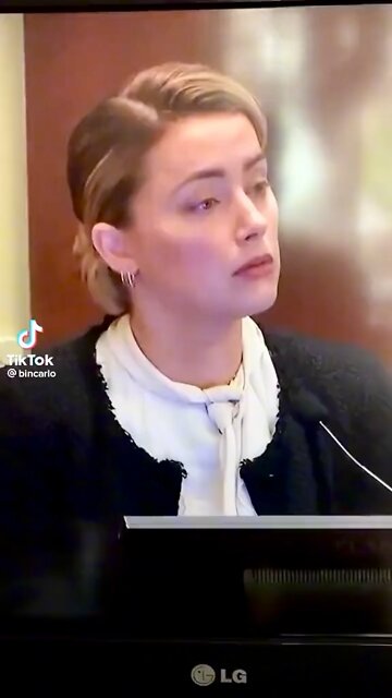 Amber Heard snorts Coke in court 😳